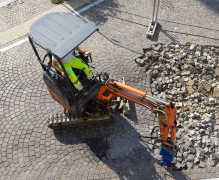 Miniescavadora compacta a operar em obra urbana - Categoria Miniescavadoras