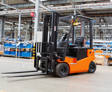Empilhador industrial num armazém - Categoria Empilhadores