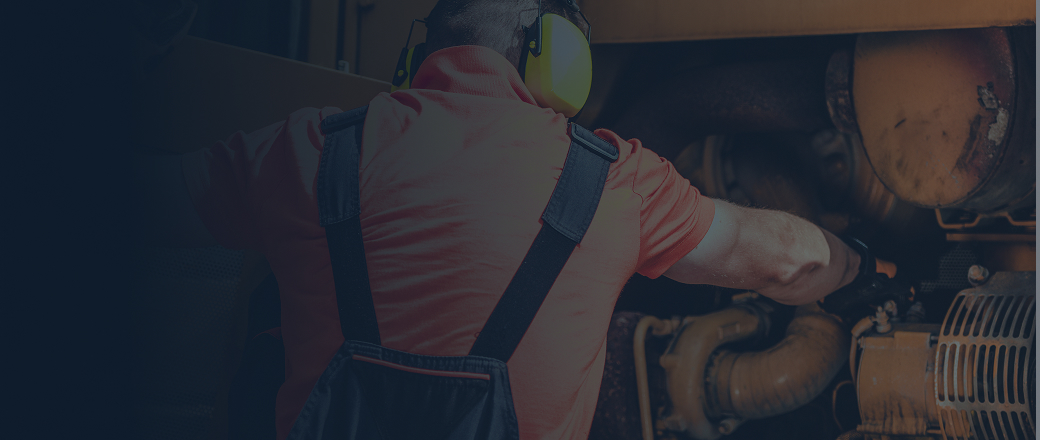 Técnico a realizar a reparação de máquinas industriais
