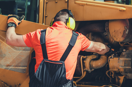 Técnico a realizar assistência técnica multimarcas em máquina industrial